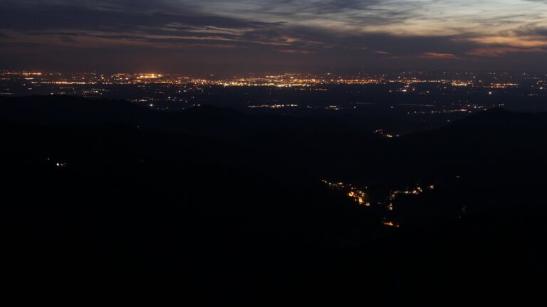 Dieses Bild zeigt eine Webcam-Aufnahme vom Achertal, aufgenommen am Freitag, den 18.07.2025 um 22:40 Uhr. Die Temperatur betrug 17.1°C.