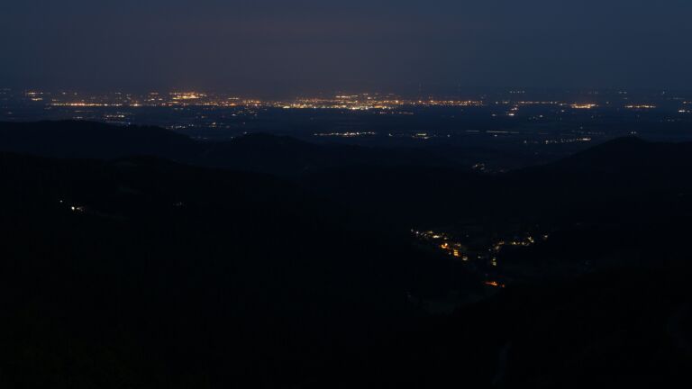 Dieses Bild zeigt eine Webcam-Aufnahme vom Achertal, aufgenommen am Montag, den 09.06.2025 um 04:20 Uhr. Die Temperatur betrug 6.9°C.