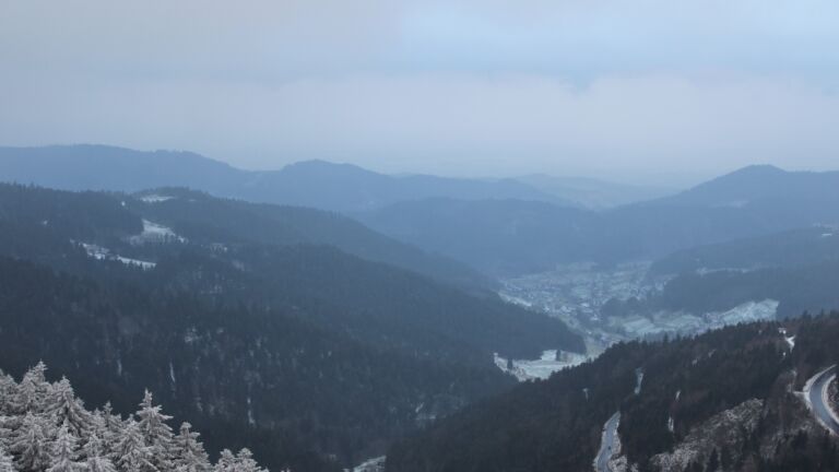 Dieses Bild zeigt eine Webcam-Aufnahme vom Achertal, aufgenommen am Mittwoch, den 24.12.2025 um 16:00 Uhr. Die Temperatur betrug -6°C.