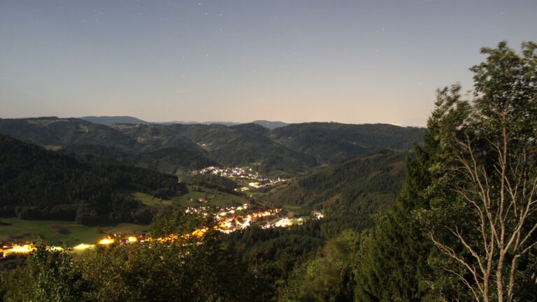 Dieses Bild zeigt eine Webcam-Aufnahme vom Achertal, aufgenommen am Sonntag, den 27.09.2026 um 22:30 Uhr. Die Temperatur betrug 22.9°C.