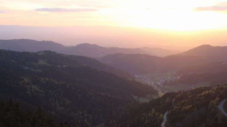 Dieses Bild zeigt eine Webcam-Aufnahme vom Achertal, aufgenommen am Sonntag, den 19.04.2026 um 20:10 Uhr. Die Temperatur betrug 6.1°C.