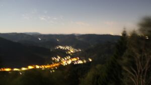 Dieses Bild zeigt eine Webcam-Aufnahme vom Achertal, aufgenommen am Mittwoch, den 26.08.2026 um 23:00 Uhr. Die Temperatur betrug 21.8°C.
