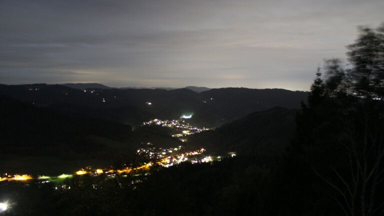 Dieses Bild zeigt eine Webcam-Aufnahme vom Achertal, aufgenommen am Montag, den 26.10.2026 um 18:40 Uhr. Die Temperatur betrug 7.4°C.