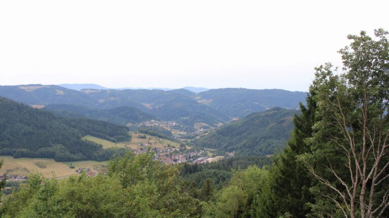 Dieses Bild zeigt eine Webcam-Aufnahme vom Achertal, aufgenommen am Sonntag, den 09.08.2026 um 14:10 Uhr. Die Temperatur betrug 30.4°C.