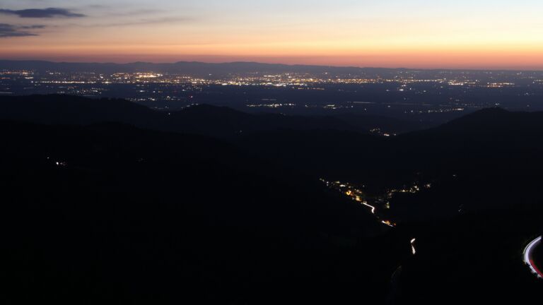 Dieses Bild zeigt eine Webcam-Aufnahme vom Achertal, aufgenommen am Sonntag, den 17.08.2025 um 21:40 Uhr. Die Temperatur betrug 14.2°C.