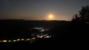 Dieses Bild zeigt eine Webcam-Aufnahme vom Achertal, aufgenommen am Freitag, den 24.07.2026 um 00:30 Uhr. Die Temperatur betrug 14.6°C.