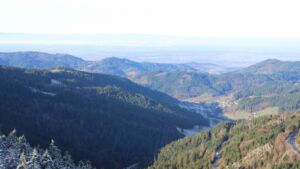 Dieses Bild zeigt eine Webcam-Aufnahme vom Achertal, aufgenommen am Montag, den 01.12.2025 um 10:30 Uhr. Die Temperatur betrug 4.9°C.