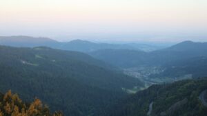 Dieses Bild zeigt eine Webcam-Aufnahme vom Achertal, aufgenommen am Montag, den 19.05.2025 um 06:10 Uhr. Die Temperatur betrug 7.5°C.