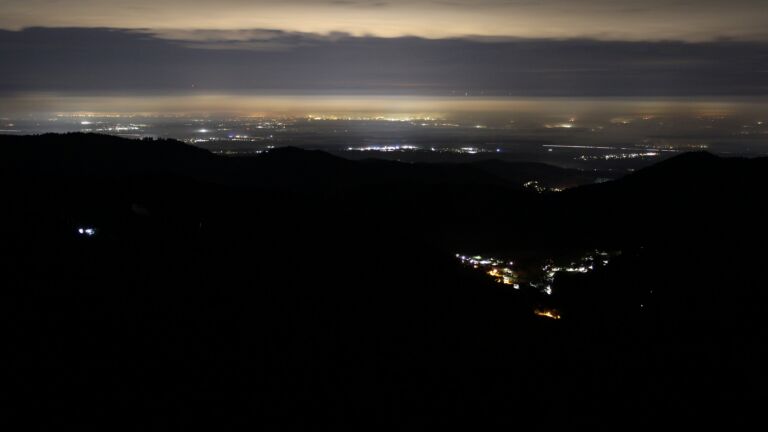 Dieses Bild zeigt eine Webcam-Aufnahme vom Achertal, aufgenommen am Dienstag, den 10.02.2026 um 01:30 Uhr. Die Temperatur betrug 3.9°C.