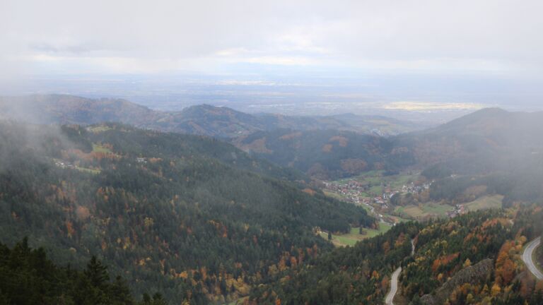 Dieses Bild zeigt eine Webcam-Aufnahme vom Achertal, aufgenommen am Samstag, den 25.10.2025 um 13:00 Uhr. Die Temperatur betrug 3.9°C.