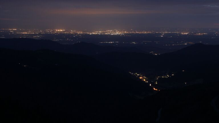 Dieses Bild zeigt eine Webcam-Aufnahme vom Achertal, aufgenommen am Donnerstag, den 22.05.2025 um 22:10 Uhr. Die Temperatur betrug 6.5°C.