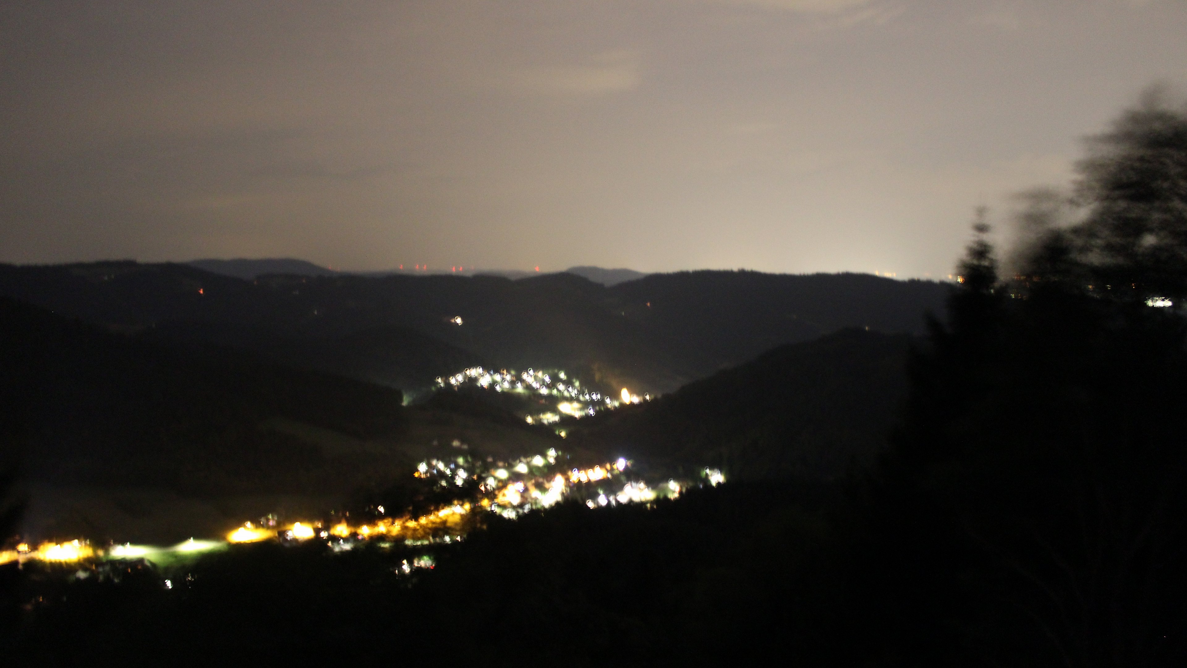 Dieses Bild zeigt eine Webcam-Aufnahme vom Achertal, aufgenommen am Montag, den 03.08.2026 um 22:40 Uhr. Die Temperatur betrug 28.7°C.