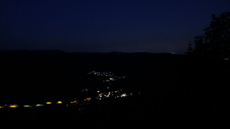 Dieses Bild zeigt eine Webcam-Aufnahme vom Achertal, aufgenommen am Freitag, den 29.05.2026 um 04:00 Uhr. Die Temperatur betrug 17.5°C.