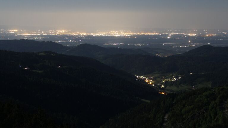 Dieses Bild zeigt eine Webcam-Aufnahme vom Achertal, aufgenommen am Sonntag, den 11.05.2025 um 01:00 Uhr. Die Temperatur betrug 9.6°C.