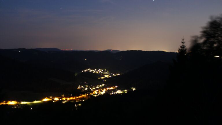 Dieses Bild zeigt eine Webcam-Aufnahme vom Achertal, aufgenommen am Montag, den 13.07.2026 um 23:00 Uhr. Die Temperatur betrug 26.1°C.