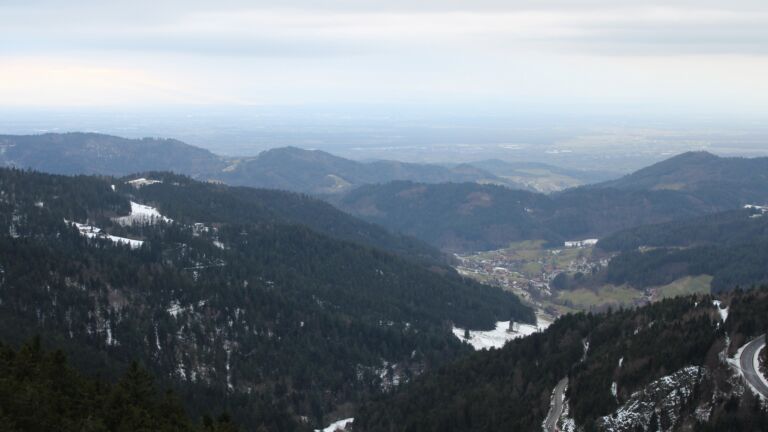 Dieses Bild zeigt eine Webcam-Aufnahme vom Achertal, aufgenommen am Mittwoch, den 14.01.2026 um 16:00 Uhr. Die Temperatur betrug 5.1°C.