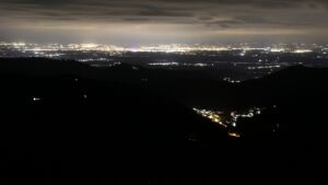 Dieses Bild zeigt eine Webcam-Aufnahme vom Achertal, aufgenommen am Sonntag, den 05.04.2026 um 23:00 Uhr. Die Temperatur betrug 6.7°C.