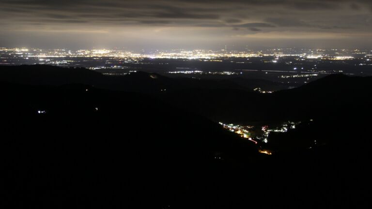 Dieses Bild zeigt eine Webcam-Aufnahme vom Achertal, aufgenommen am Sonntag, den 05.04.2026 um 23:00 Uhr. Die Temperatur betrug 6.7°C.