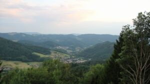 Dieses Bild zeigt eine Webcam-Aufnahme vom Achertal, aufgenommen am Dienstag, den 04.08.2026 um 20:50 Uhr. Die Temperatur betrug 27°C.