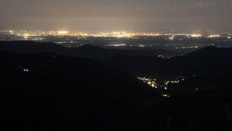 Dieses Bild zeigt eine Webcam-Aufnahme vom Achertal, aufgenommen am Sonntag, den 03.05.2026 um 00:30 Uhr. Die Temperatur betrug 15.6°C.