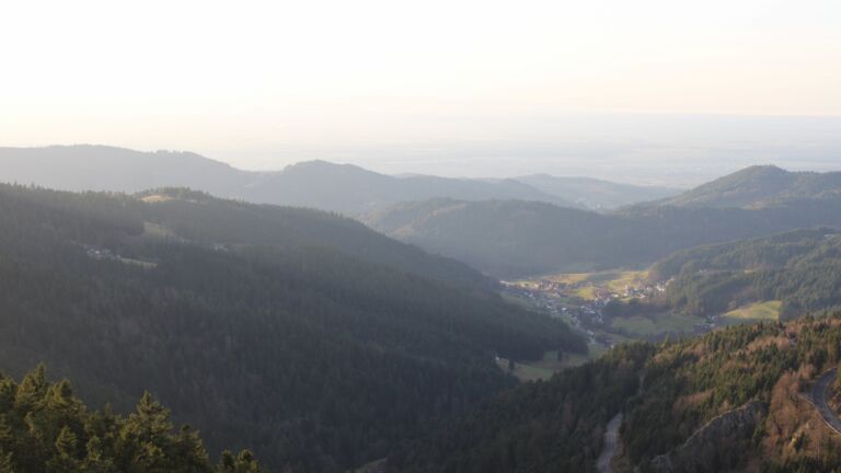 Dieses Bild zeigt eine Webcam-Aufnahme vom Achertal, aufgenommen am Donnerstag, den 18.12.2025 um 15:40 Uhr. Die Temperatur betrug 6.8°C.