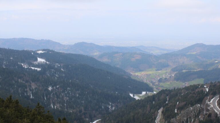 Dieses Bild zeigt eine Webcam-Aufnahme vom Achertal, aufgenommen am Freitag, den 03.04.2026 um 12:00 Uhr. Die Temperatur betrug 3.2°C.