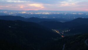 Dieses Bild zeigt eine Webcam-Aufnahme vom Achertal, aufgenommen am Montag, den 27.04.2026 um 21:20 Uhr. Die Temperatur betrug 10.6°C.