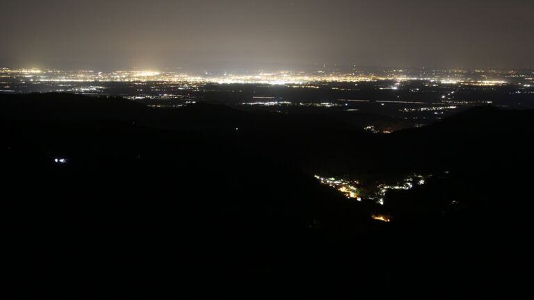 Dieses Bild zeigt eine Webcam-Aufnahme vom Achertal, aufgenommen am Donnerstag, den 13.11.2025 um 23:00 Uhr. Die Temperatur betrug 15.2°C.