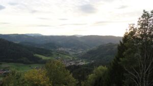 Dieses Bild zeigt eine Webcam-Aufnahme vom Achertal, aufgenommen am Donnerstag, den 22.10.2026 um 17:20 Uhr. Die Temperatur betrug 8.4°C.