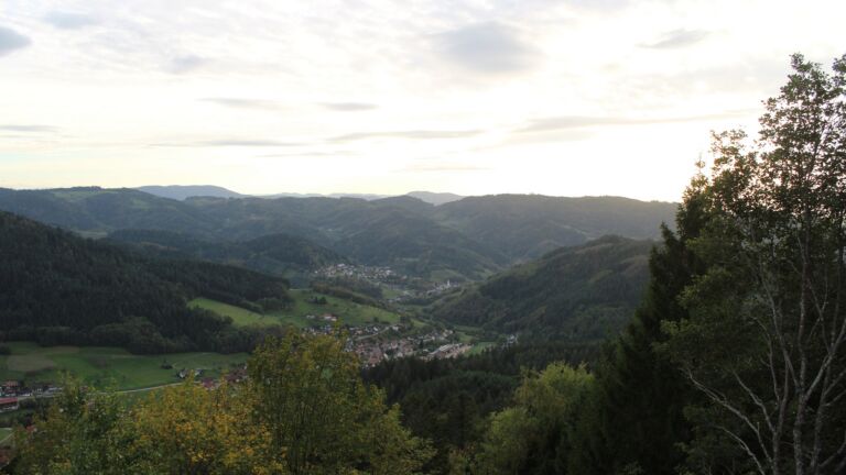Dieses Bild zeigt eine Webcam-Aufnahme vom Achertal, aufgenommen am Donnerstag, den 22.10.2026 um 17:20 Uhr. Die Temperatur betrug 8.4°C.