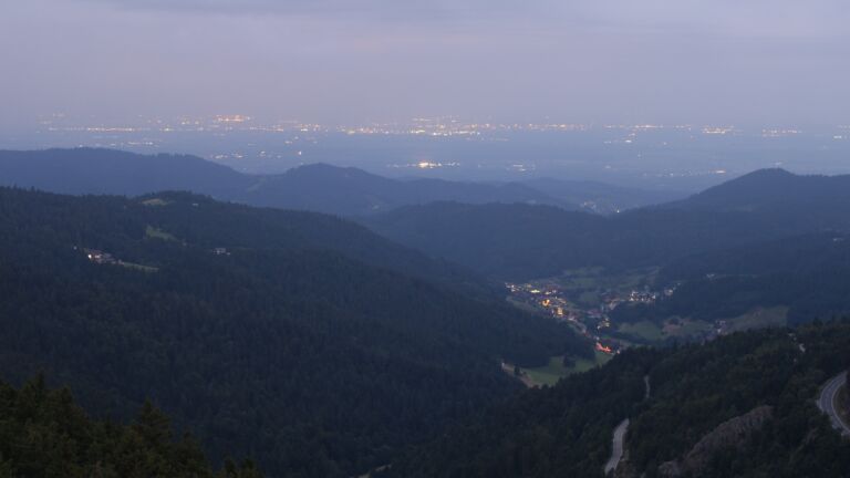 Dieses Bild zeigt eine Webcam-Aufnahme vom Achertal, aufgenommen am Mittwoch, den 20.08.2025 um 06:00 Uhr. Die Temperatur betrug 14.6°C.