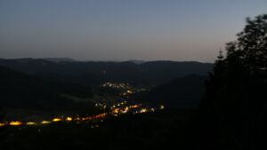 Dieses Bild zeigt eine Webcam-Aufnahme vom Achertal, aufgenommen am Montag, den 25.05.2026 um 22:20 Uhr. Die Temperatur betrug 22.2°C.