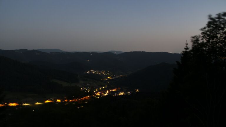 Dieses Bild zeigt eine Webcam-Aufnahme vom Achertal, aufgenommen am Montag, den 25.05.2026 um 22:20 Uhr. Die Temperatur betrug 22.2°C.