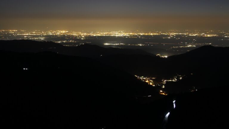 Dieses Bild zeigt eine Webcam-Aufnahme vom Achertal, aufgenommen am Mittwoch, den 04.03.2026 um 19:40 Uhr. Die Temperatur betrug 5.9°C.