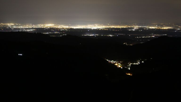 Dieses Bild zeigt eine Webcam-Aufnahme vom Achertal, aufgenommen am Mittwoch, den 12.11.2025 um 23:00 Uhr. Die Temperatur betrug 12.1°C.