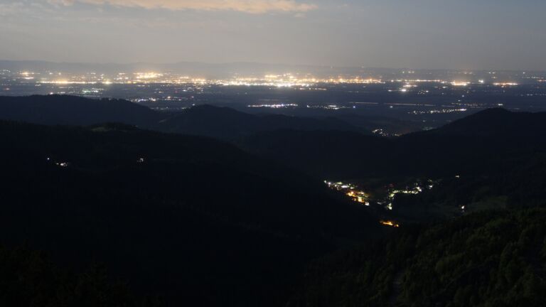Dieses Bild zeigt eine Webcam-Aufnahme vom Achertal, aufgenommen am Montag, den 12.05.2025 um 03:30 Uhr. Die Temperatur betrug 9.8°C.