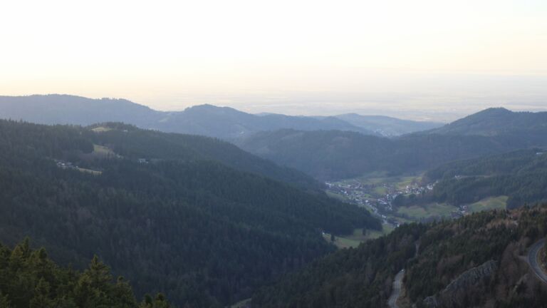 Dieses Bild zeigt eine Webcam-Aufnahme vom Achertal, aufgenommen am Donnerstag, den 18.12.2025 um 16:00 Uhr. Die Temperatur betrug 6.9°C.