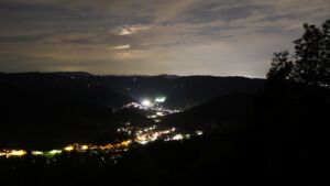 Dieses Bild zeigt eine Webcam-Aufnahme vom Achertal, aufgenommen am Freitag, den 16.10.2026 um 20:30 Uhr. Die Temperatur betrug 16.9°C.