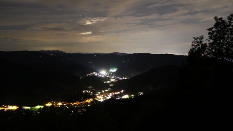 Dieses Bild zeigt eine Webcam-Aufnahme vom Achertal, aufgenommen am Freitag, den 16.10.2026 um 20:30 Uhr. Die Temperatur betrug 16.9°C.
