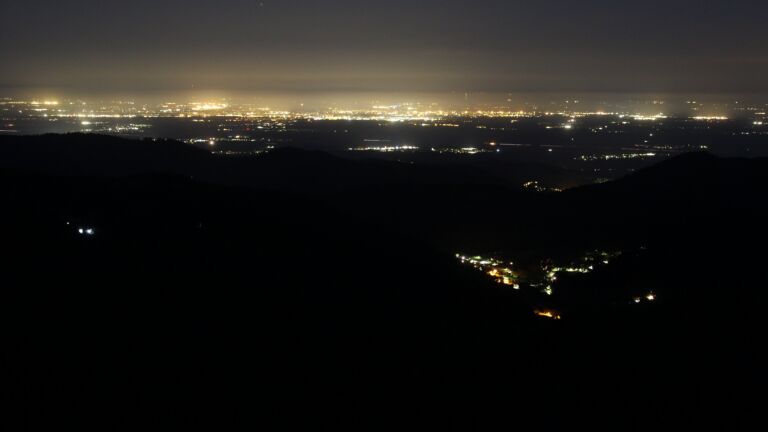 Dieses Bild zeigt eine Webcam-Aufnahme vom Achertal, aufgenommen am Sonntag, den 26.04.2026 um 04:50 Uhr. Die Temperatur betrug 10.7°C.