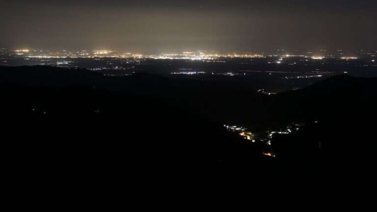 Dieses Bild zeigt eine Webcam-Aufnahme vom Achertal, aufgenommen am Mittwoch, den 30.04.2025 um 02:00 Uhr. Die Temperatur betrug 12.8°C.