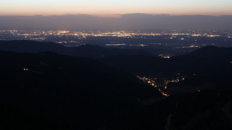 Dieses Bild zeigt eine Webcam-Aufnahme vom Achertal, aufgenommen am Freitag, den 27.02.2026 um 19:00 Uhr. Die Temperatur betrug 12.9°C.