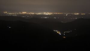 Dieses Bild zeigt eine Webcam-Aufnahme vom Achertal, aufgenommen am Mittwoch, den 27.08.2025 um 01:00 Uhr. Die Temperatur betrug 14.5°C.