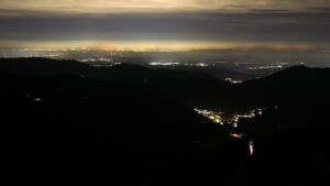 Dieses Bild zeigt eine Webcam-Aufnahme vom Achertal, aufgenommen am Montag, den 10.11.2025 um 21:00 Uhr. Die Temperatur betrug 5.2°C.