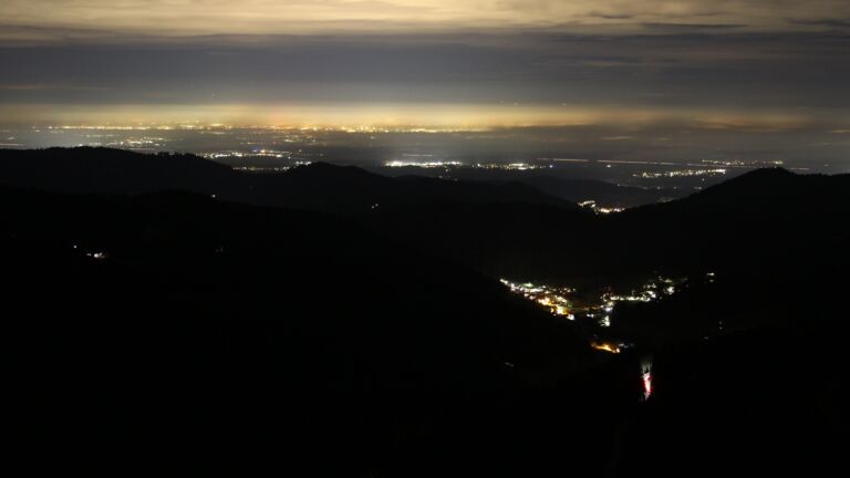 Dieses Bild zeigt eine Webcam-Aufnahme vom Achertal, aufgenommen am Montag, den 10.11.2025 um 21:00 Uhr. Die Temperatur betrug 5.2°C.