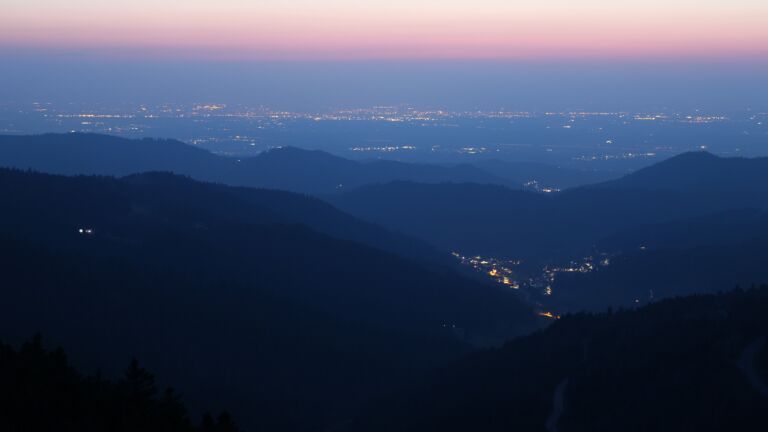 Dieses Bild zeigt eine Webcam-Aufnahme vom Achertal, aufgenommen am Sonntag, den 22.03.2026 um 19:30 Uhr. Die Temperatur betrug 5.4°C.