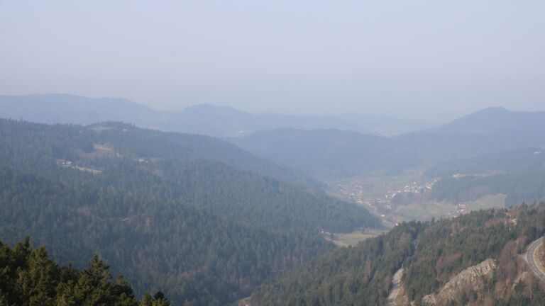 Dieses Bild zeigt eine Webcam-Aufnahme vom Achertal, aufgenommen am Montag, den 09.03.2026 um 09:50 Uhr. Die Temperatur betrug 9.9°C.