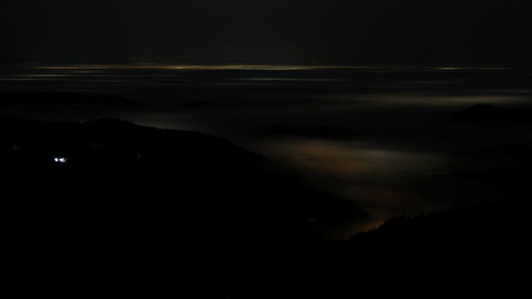 Dieses Bild zeigt eine Webcam-Aufnahme vom Achertal, aufgenommen am Dienstag, den 20.01.2026 um 01:30 Uhr. Die Temperatur betrug 7.9°C.