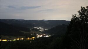 Dieses Bild zeigt eine Webcam-Aufnahme vom Achertal, aufgenommen am Mittwoch, den 05.08.2026 um 04:10 Uhr. Die Temperatur betrug 20.9°C.