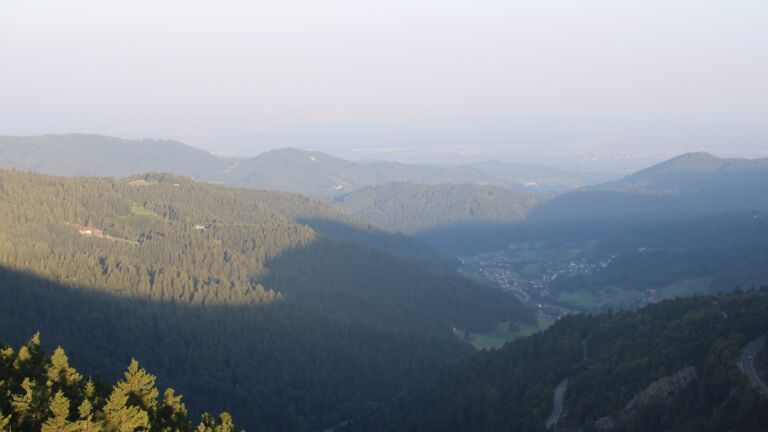 Dieses Bild zeigt eine Webcam-Aufnahme vom Achertal, aufgenommen am Dienstag, den 12.08.2025 um 07:10 Uhr. Die Temperatur betrug 20.1°C.